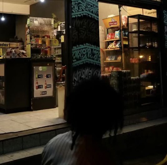 Prateleiras e geladeiras da conveniência do Turco à noite