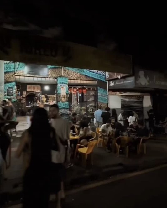 Fachada grafitada do Turco com mesas na calçada